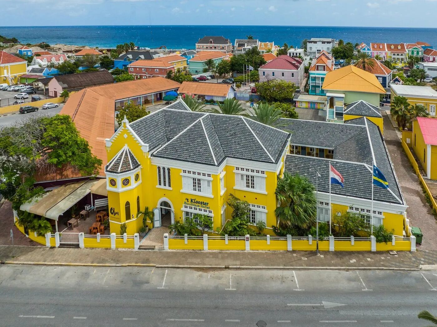 Boutique Hotel 't Klooster – Gele gevel in kleurrijke stad, Willemstad