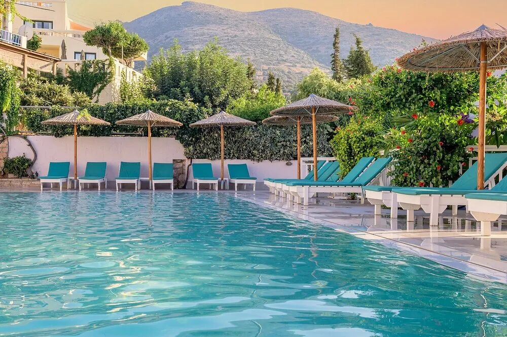 Eurohotel Katrin Hotel & Bungalows – Zwembad met parasols, Stalis