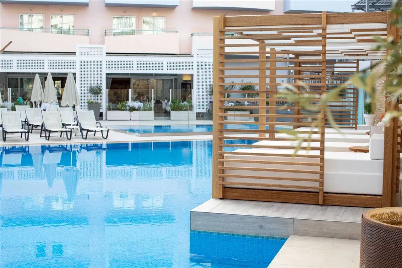 Bio Suites Hotel – Zwembad met loungebed, Rethymnon