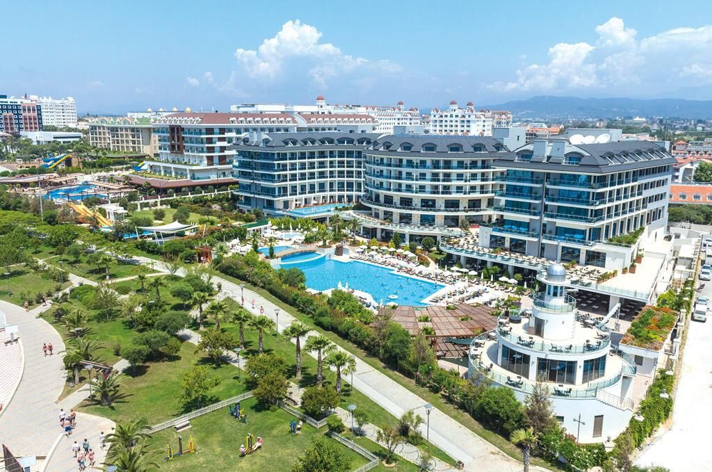 Commodore Elite Suites & Spa cover