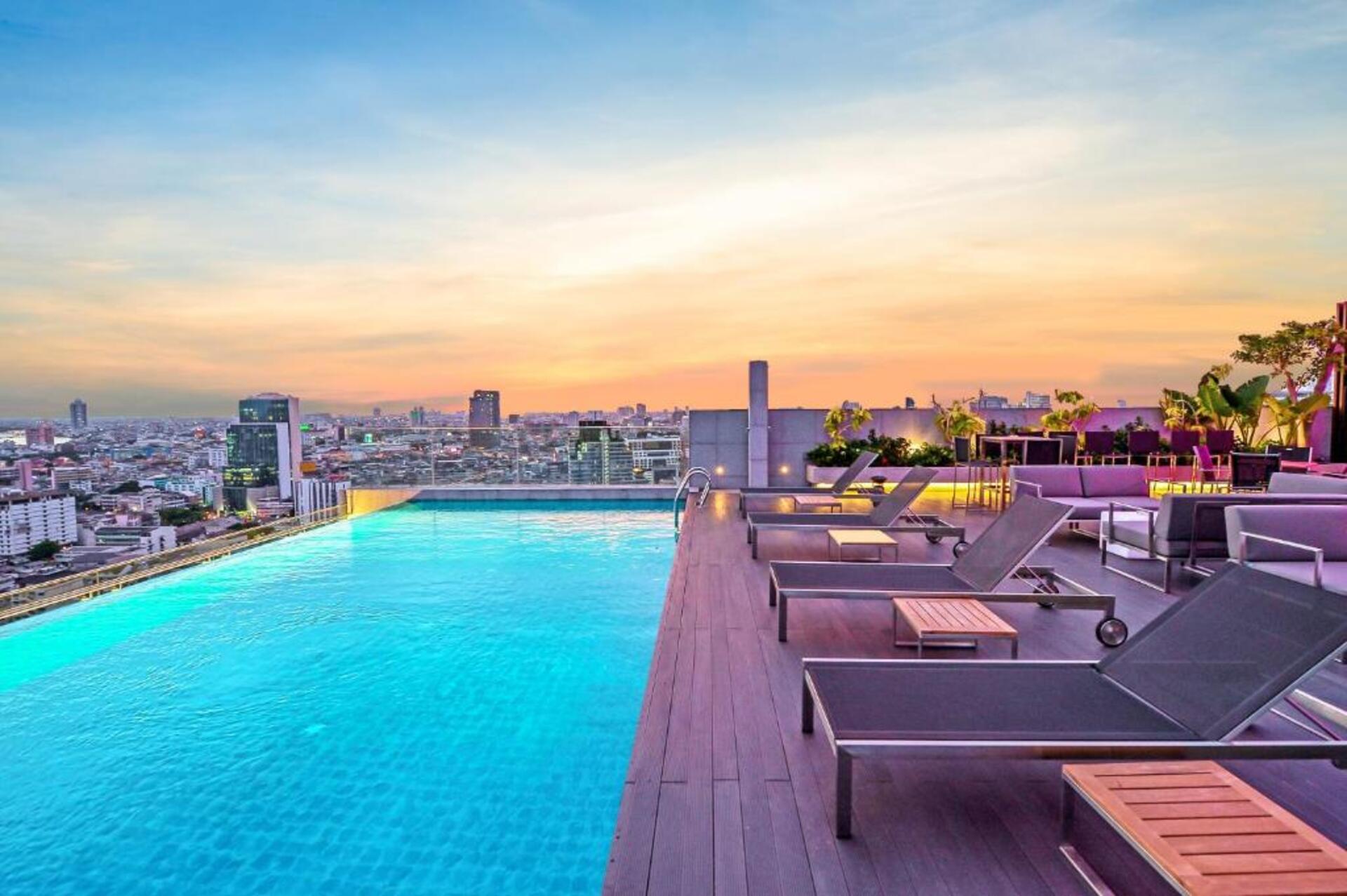 Amara Bangkok – Dakzwembad bij zonsondergang, Bangkok