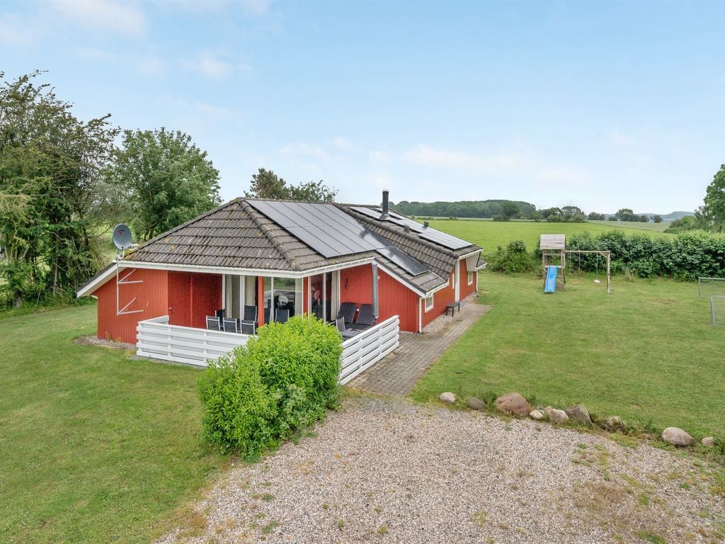 "Emly" - 1.1km from the sea