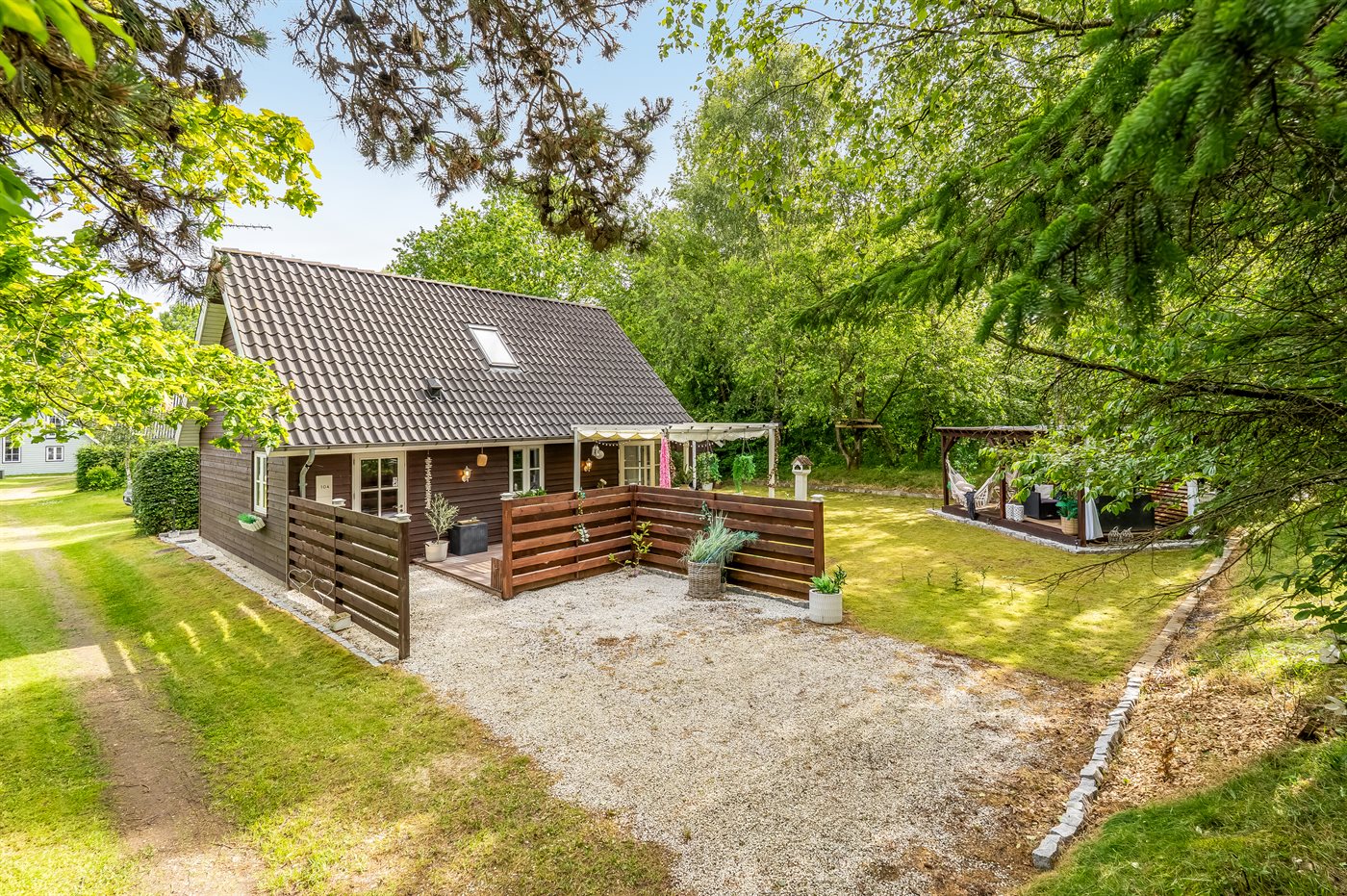 Skovbrynet 104, Give cover