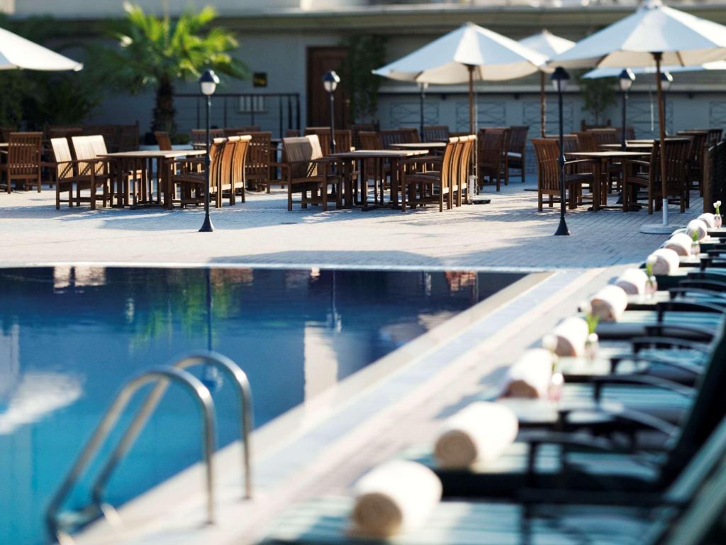 Mövenpick Hotel & Appartementen Bur Dubai – Terras bij zwembad, Dubai