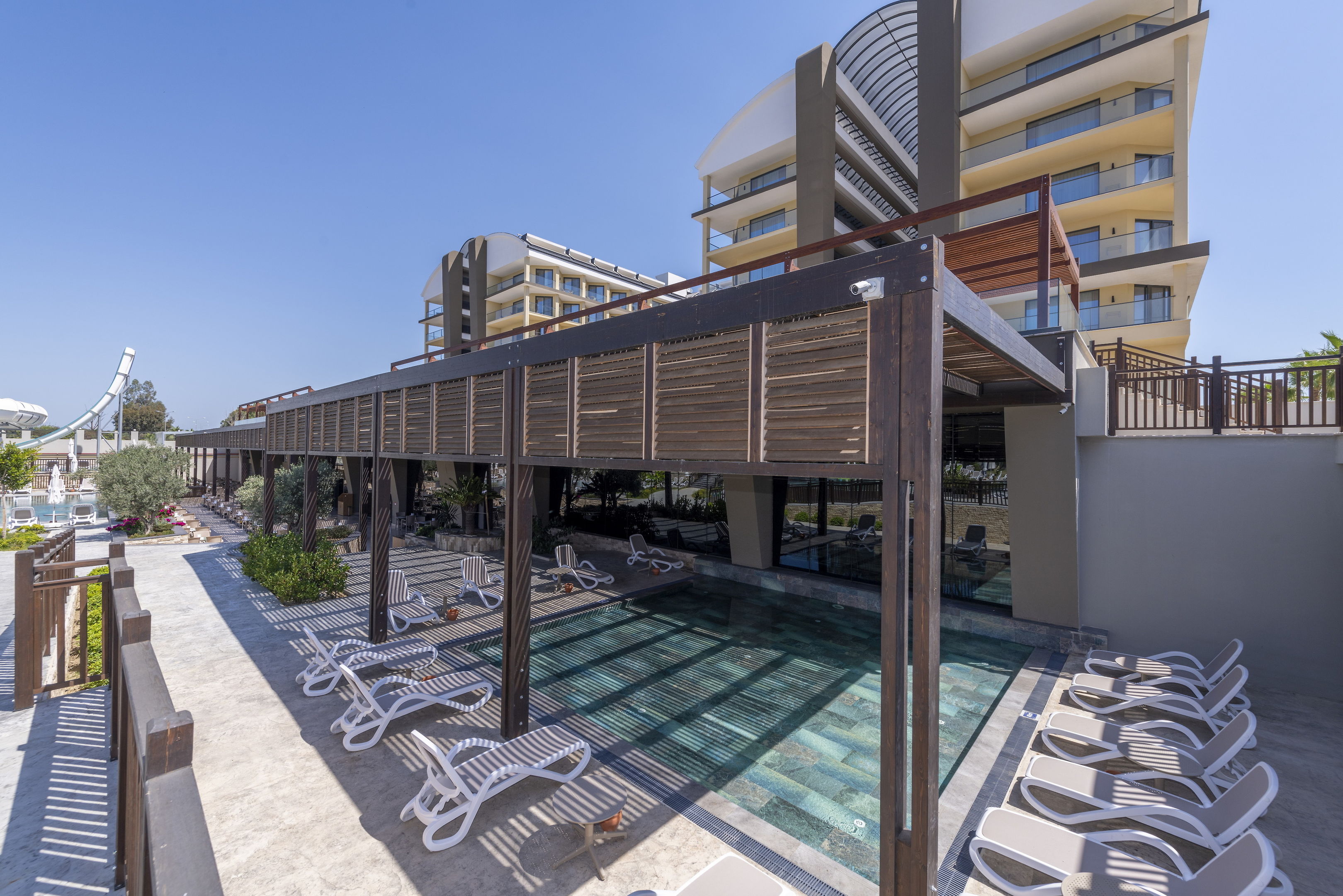 Sorgun Akadia Luxury Hotel – Terras met ligbedden, Titreyengol