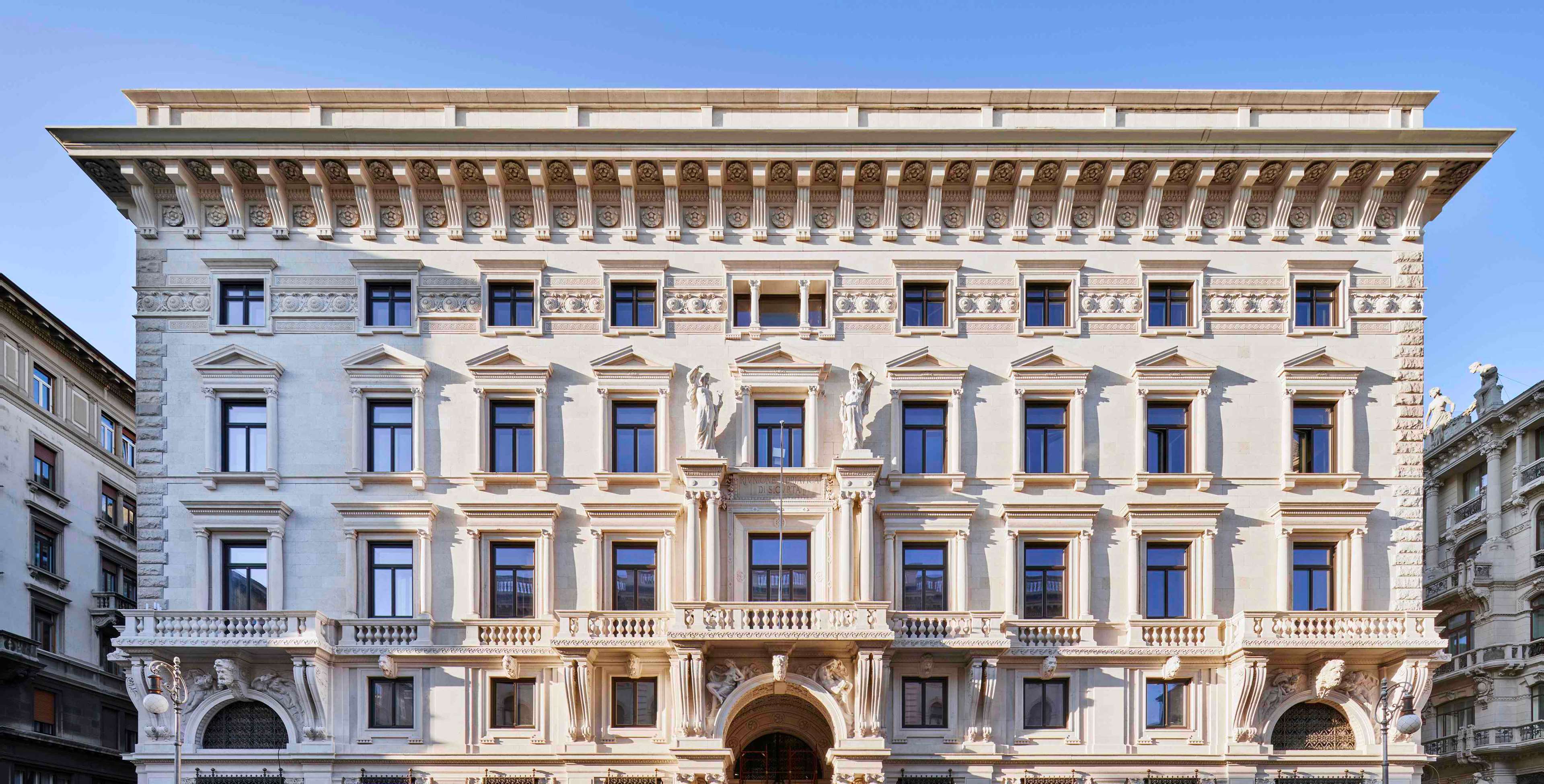 DoubleTree By Hilton Trieste – Gevel met beelden, Trieste