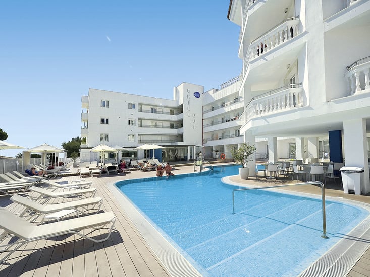 Hotel Triton Beach – Zwembad met ligbedden, Cala Ratjada