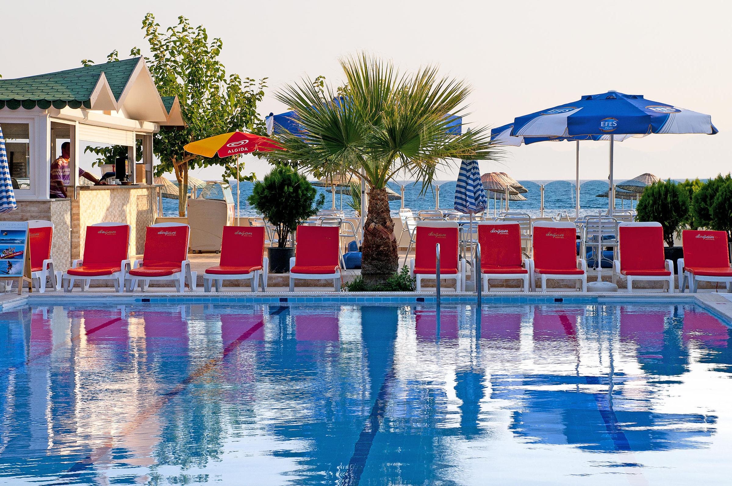 Dogan Beach Resort & Spa – Zwembad met ligbedden, Özdere