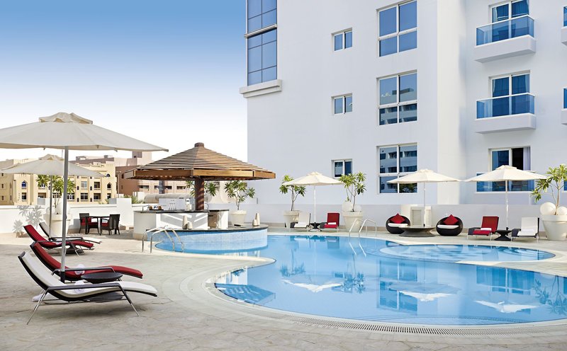 Hyatt Place Dubai Al Rigga – Zwembad met ligbedden en parasols, Dubai