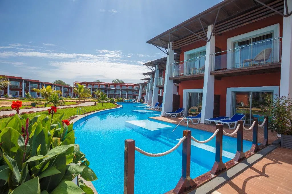 African Princess Beach Hotel – Zwembad met bloemen, Kotu