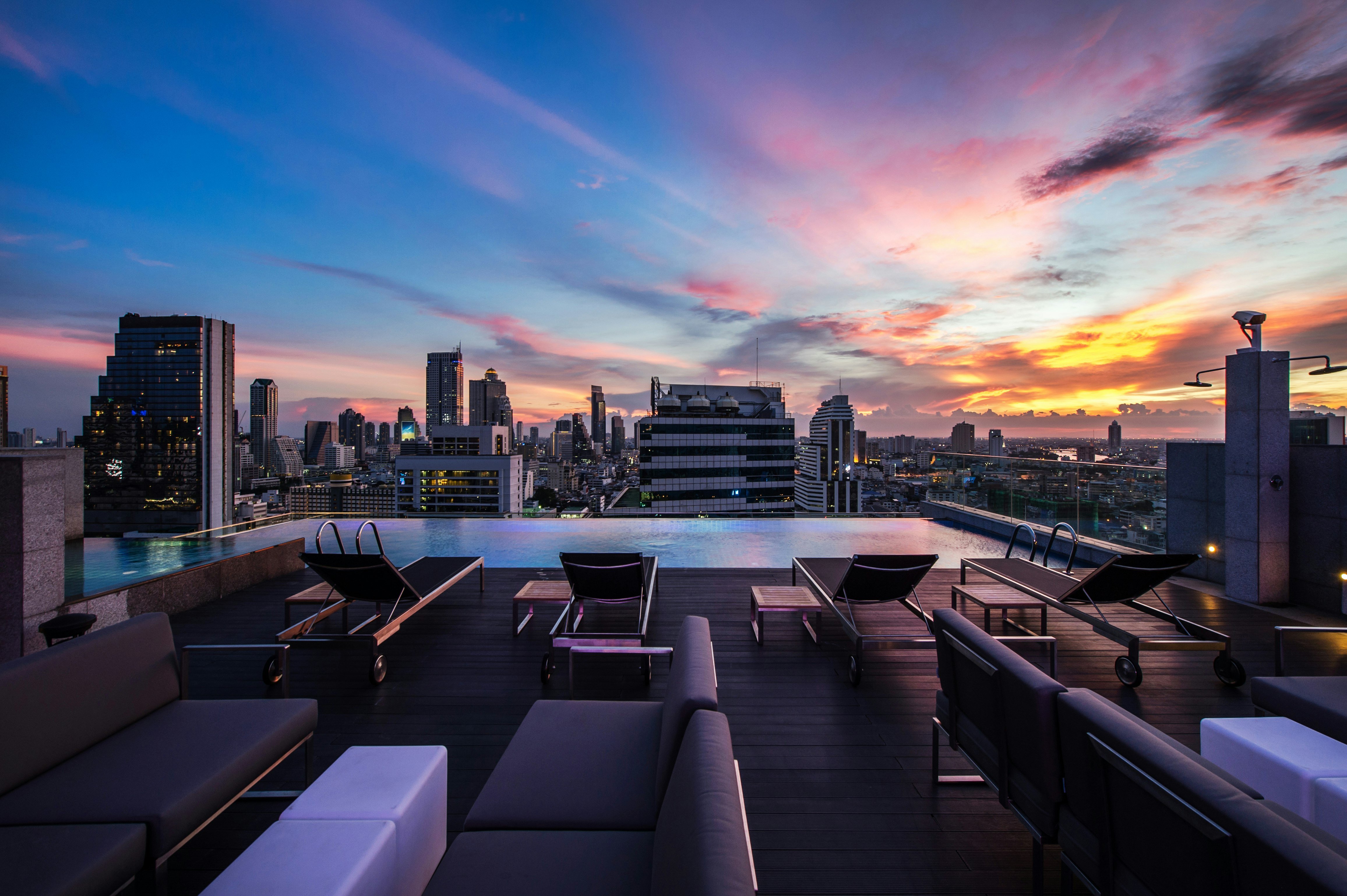 Amara Bangkok – Dakterras bij avond, Bangkok