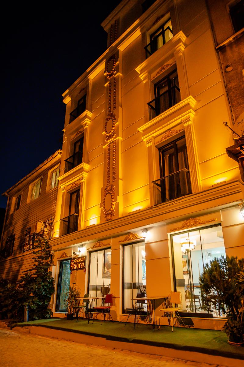 The Camelot Hotel – Gevel in avondlicht, Istanbul