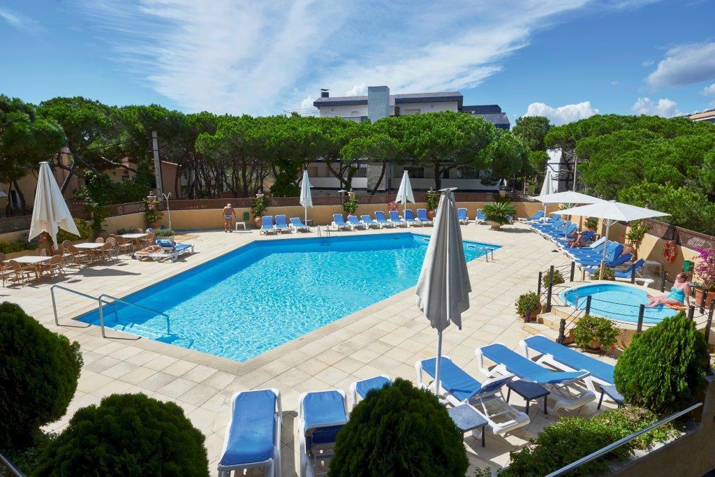 Hotel Aromar – Zwembad met parasols en ligbedden, Platja d'Aro