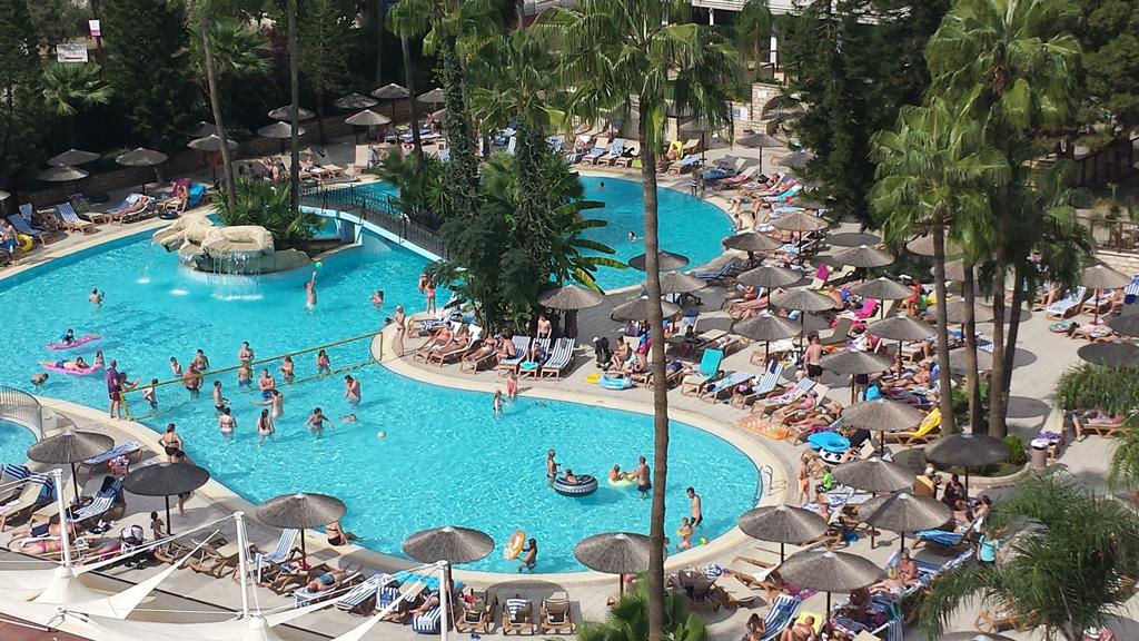Atlantica Oasis Hotel – Zwembad vol gasten, Limassol