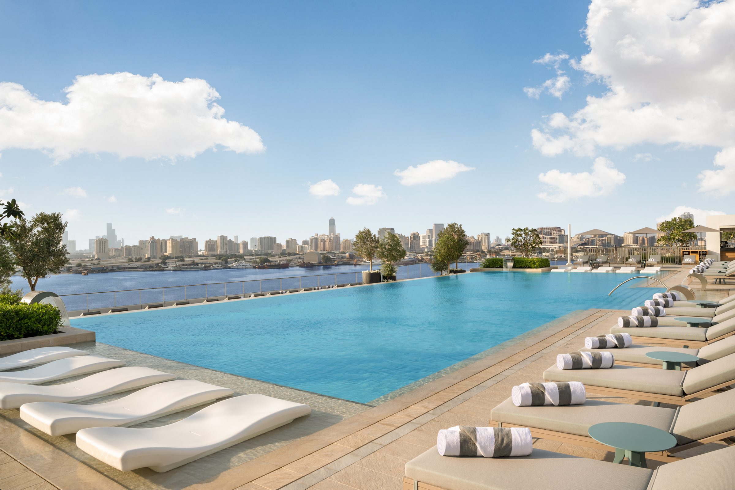 Address Creek Harbour – Infinity pool met ligbedden, Dubai