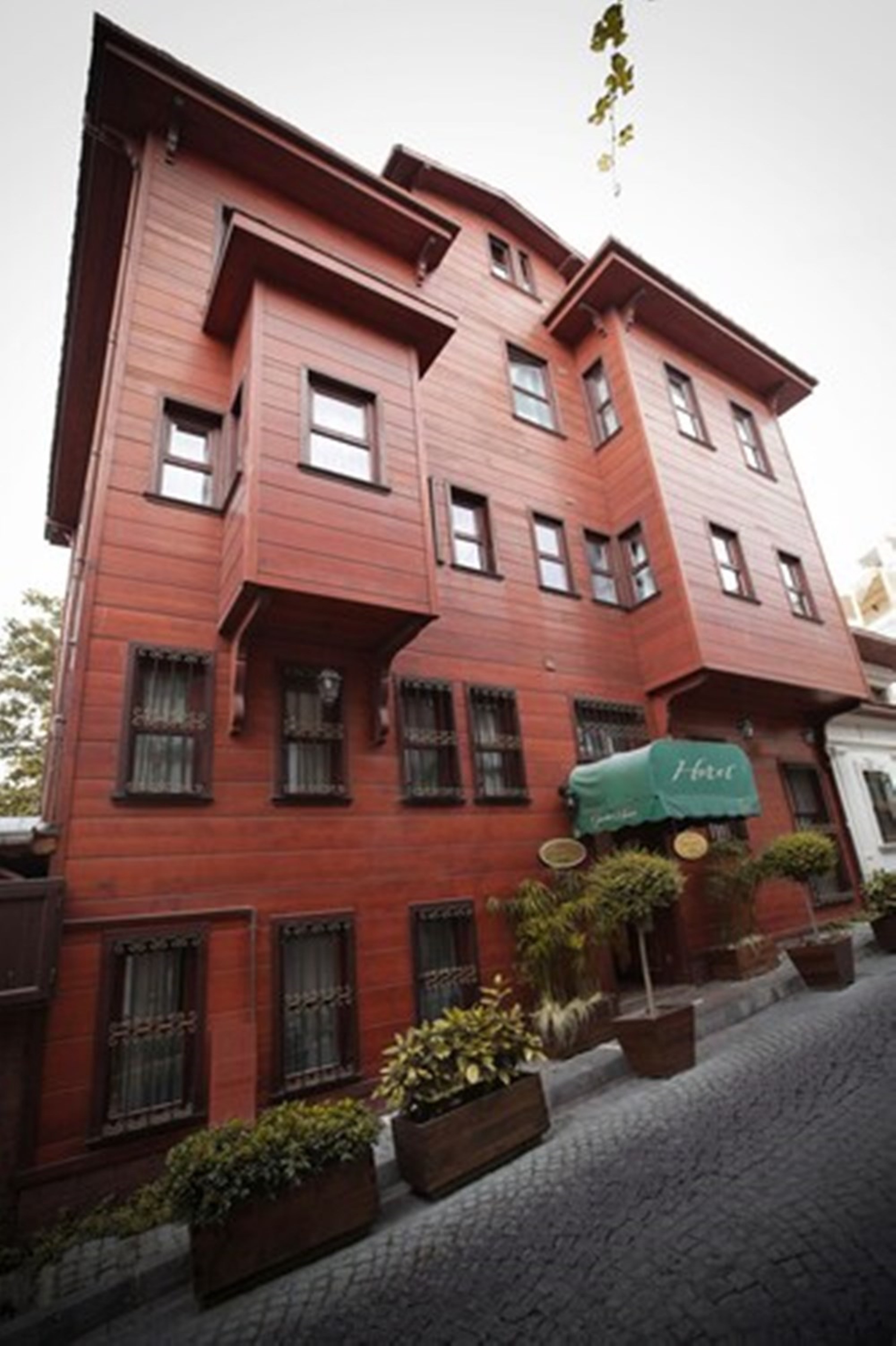Garden House Istanbul – Rood houten huis, Istanbul