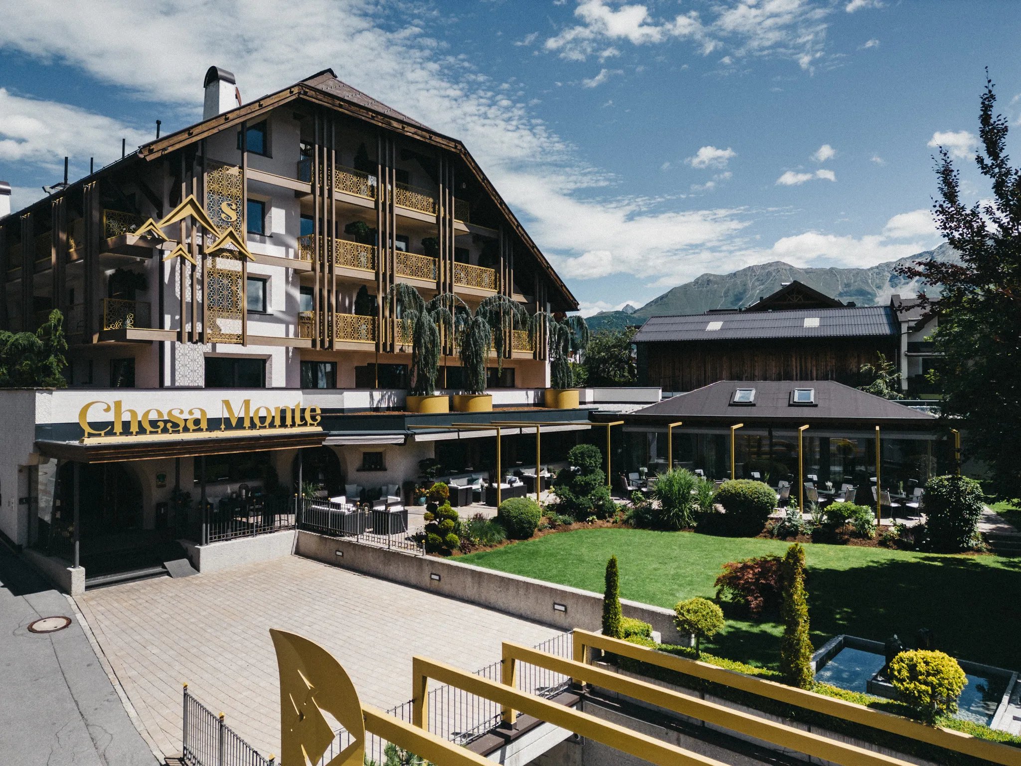 Hotel Chesa Monte – Gevel met tuin, Fiss