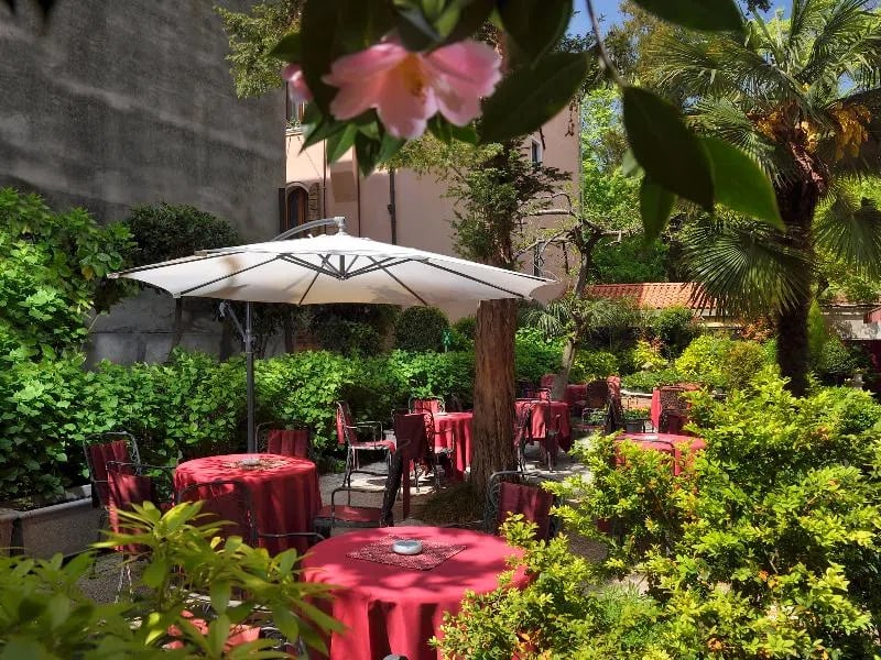 Hotel Amadeus – Tuinterras met parasol, Venetië