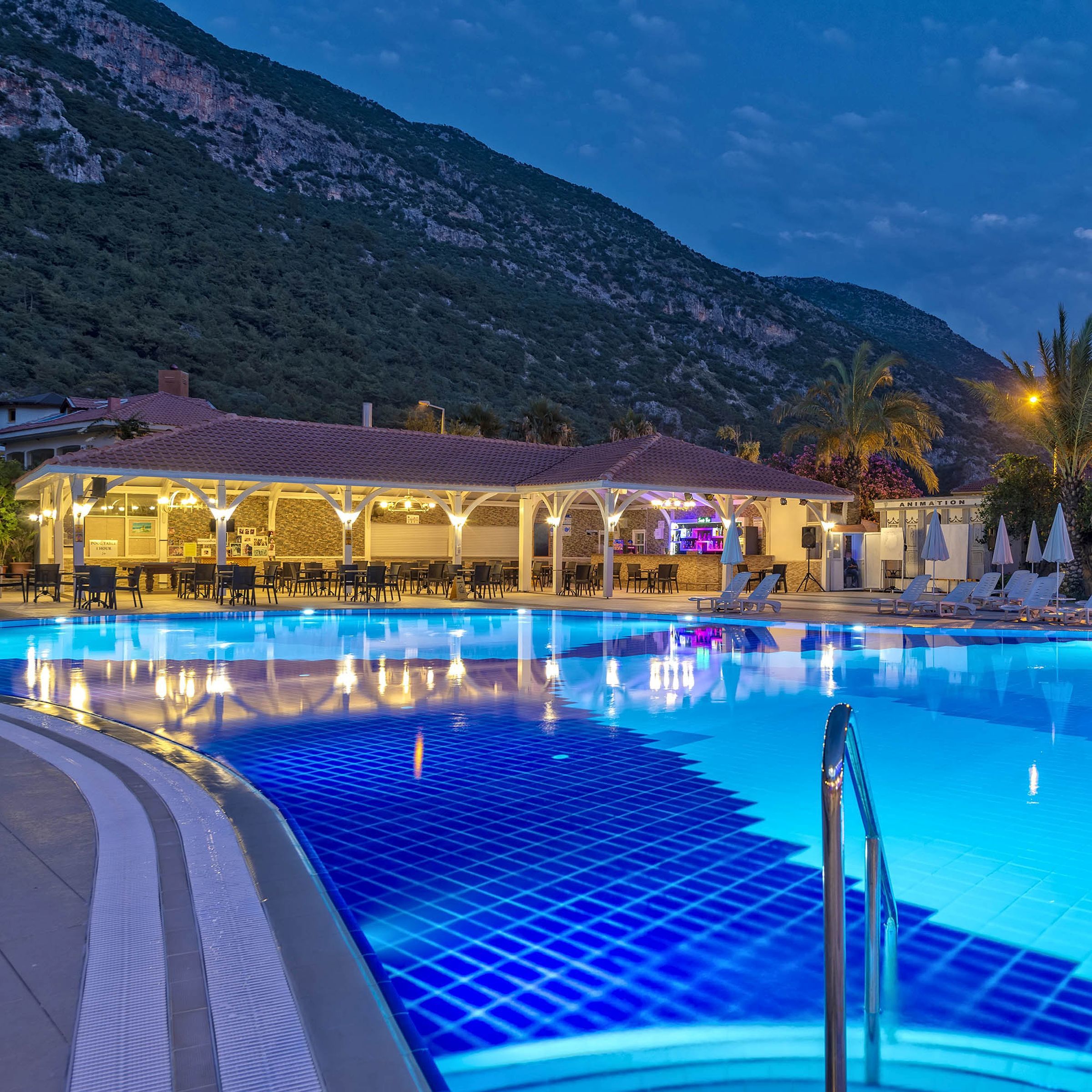 Montebello Resort Hotel – Zwembad bij avond, Fethiye