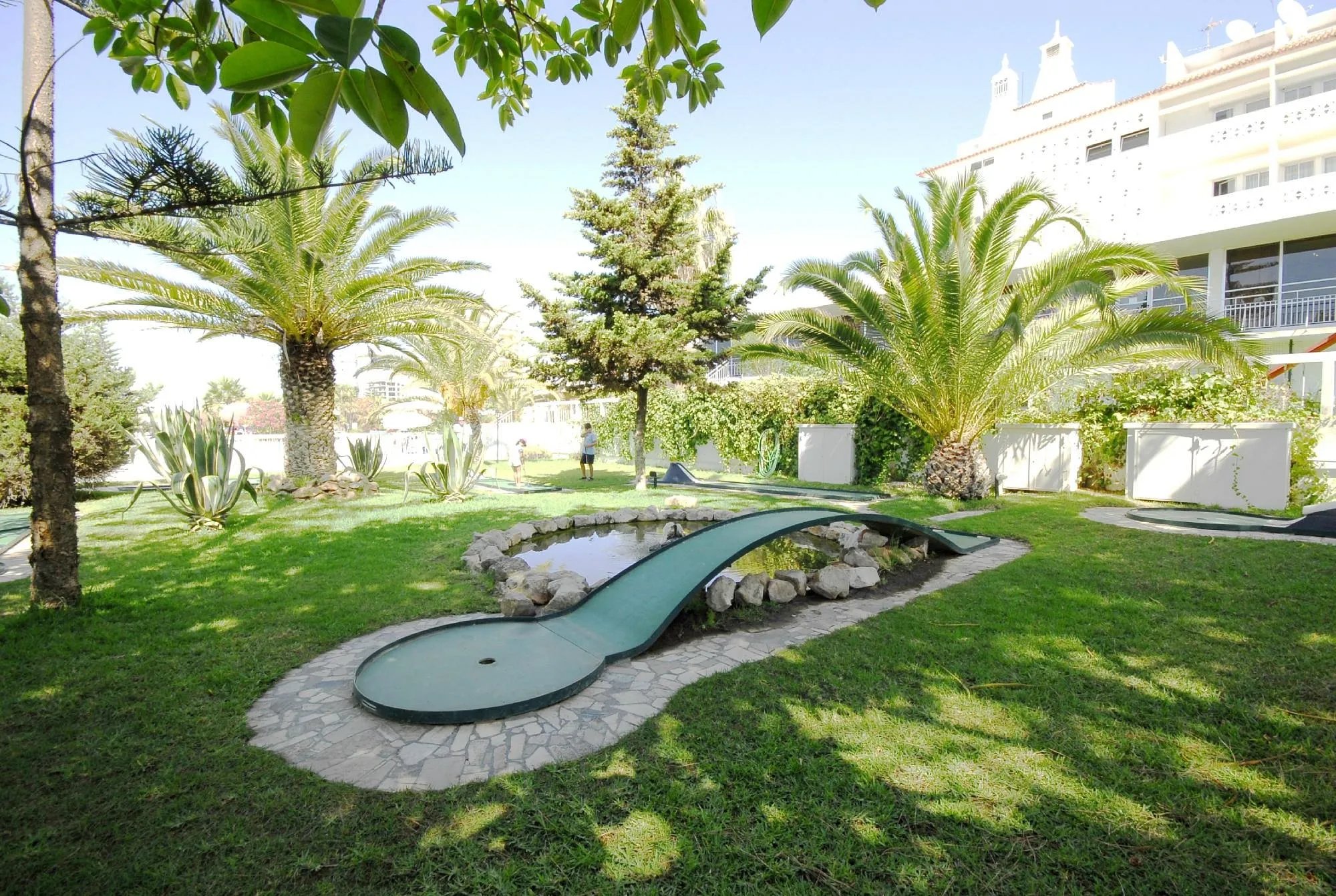 Hotel Vasco da Gama – Tuin met midgetgolf, Monte Gordo