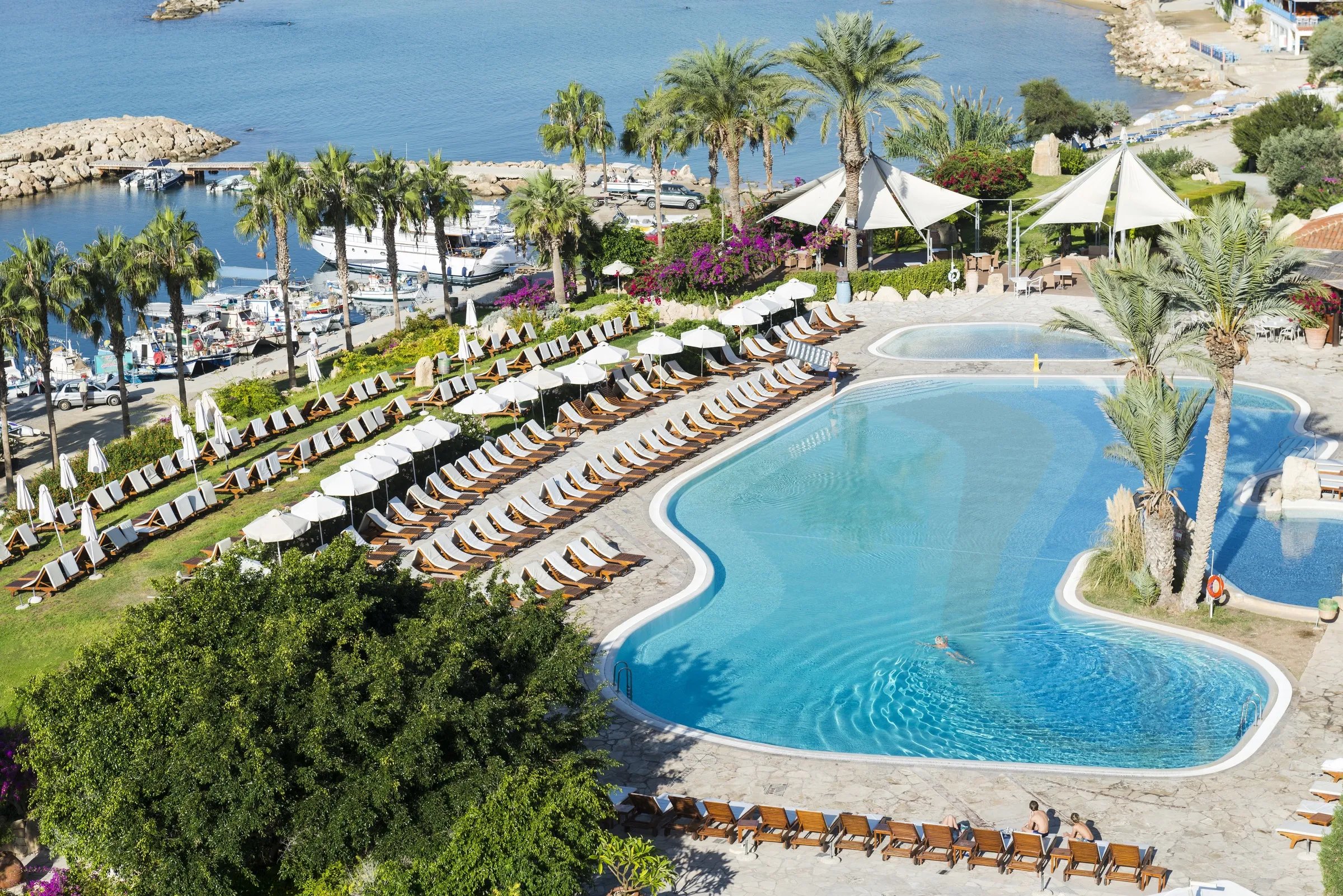 Coral Beach Hotel & Resort – Zwembad met ligbedden, Coral Bay