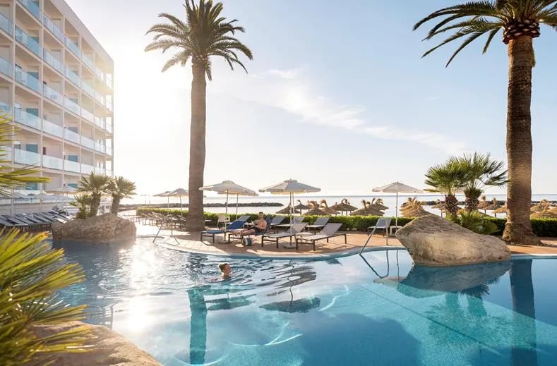 TUI Blue Levante – Zwembad met palmen, Cala Bona