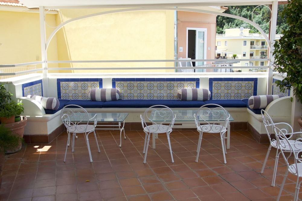 Hotel Tirrenia – Terras met zitjes, Sorrento