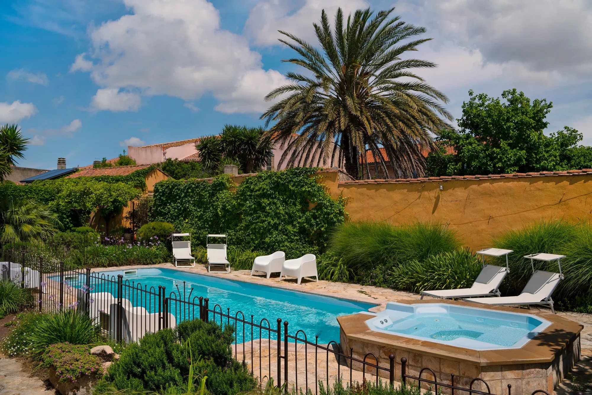 Aquae Sinis Albergo Diffuso – Zwembad met palmen, Cabras