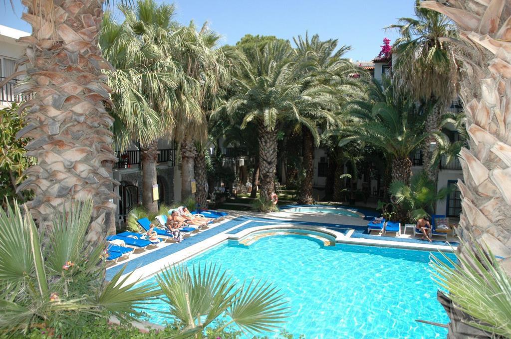 Hotel Sami Beach – Tuin met palmen en zwembad, Gümbet