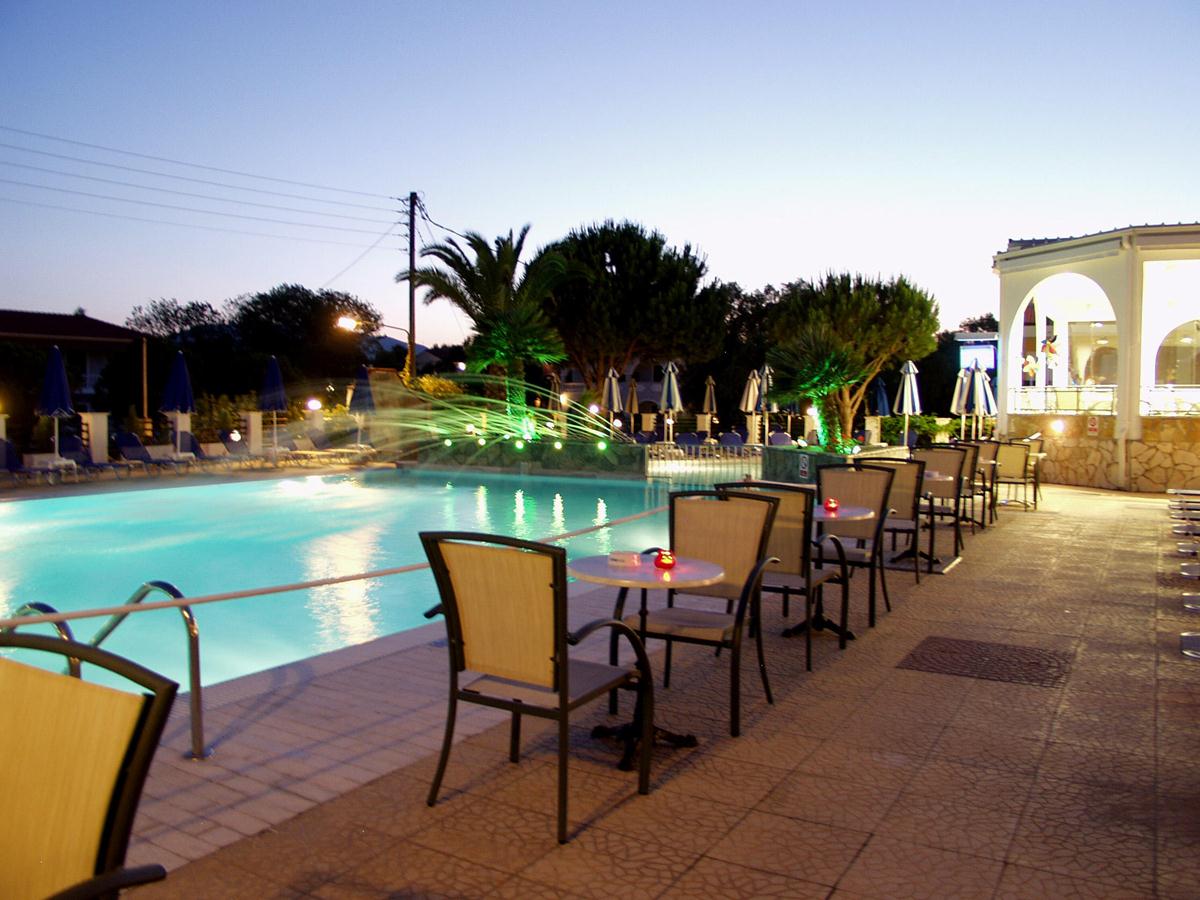 Hotel Dennys Inn – Zwembad bij avond, Kalamaki