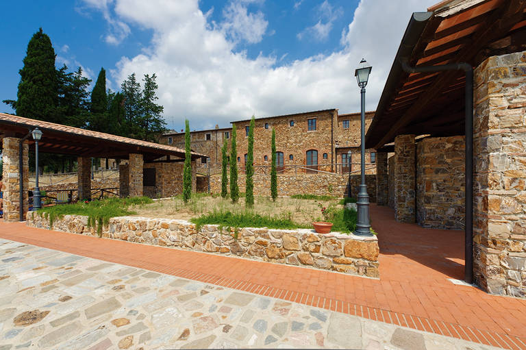 Antico Borgo Casalappi – Binnenplaats met stenen muren, Campiglia Marittima