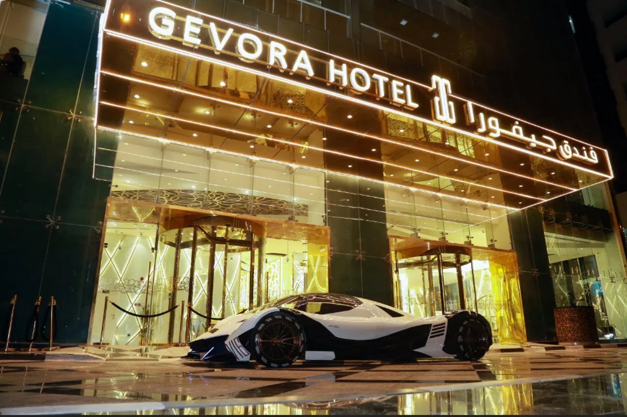 Gevora Hotel – Hotelentree bij avond, Dubai