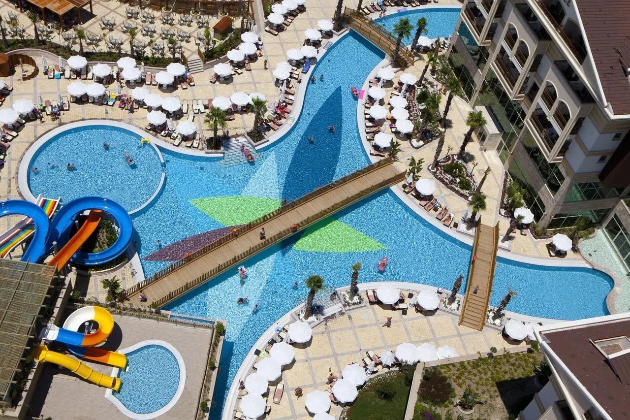 Diamond Excellence Resort & Spa – Zwembaden van boven, Side