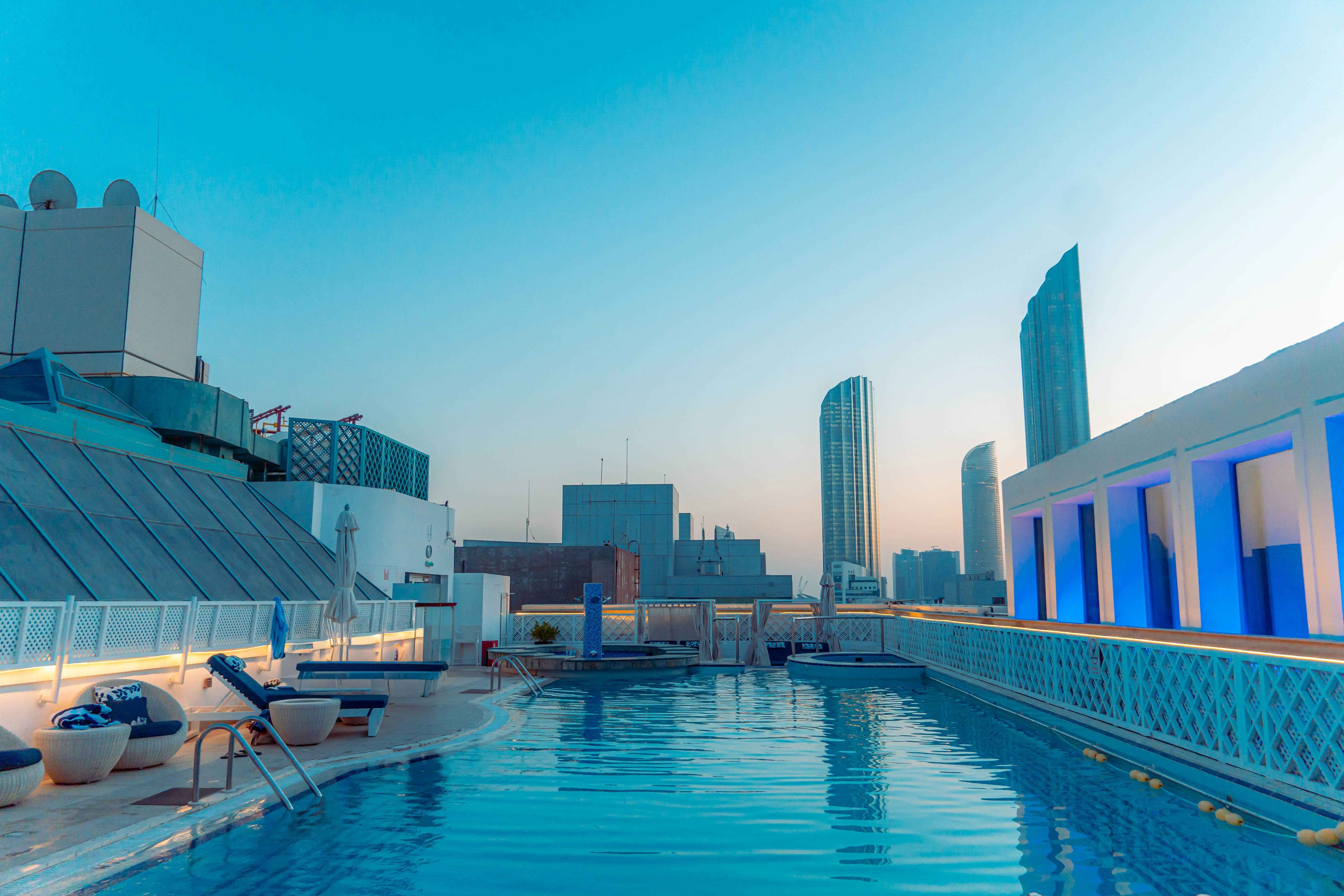Millennium Downtown Abu Dhabi – Dakzwembad met skyline, Abu Dhabi