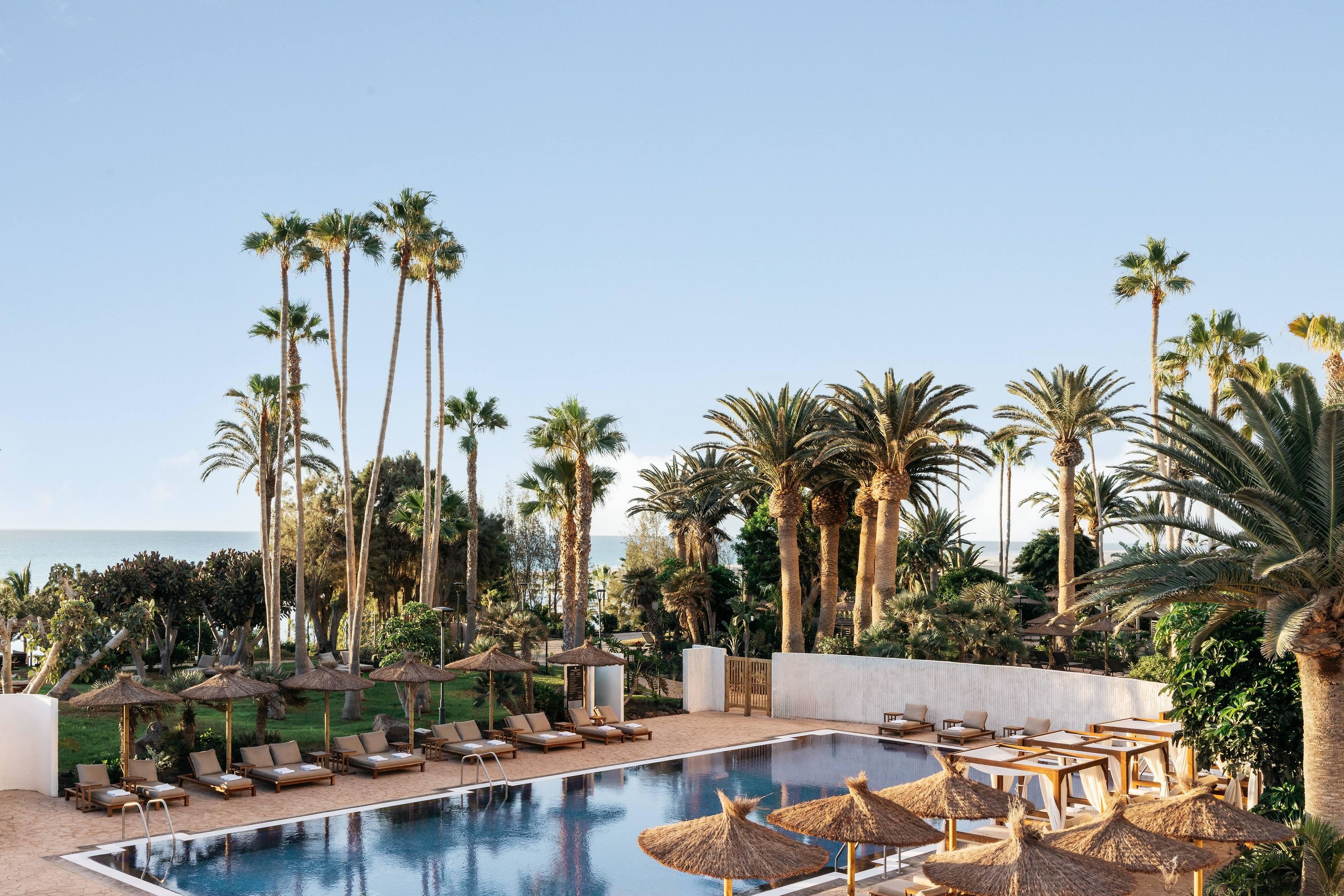 Paradisus by Melia Fuerteventura – Zwembad met rieten parasols, Costa Calma