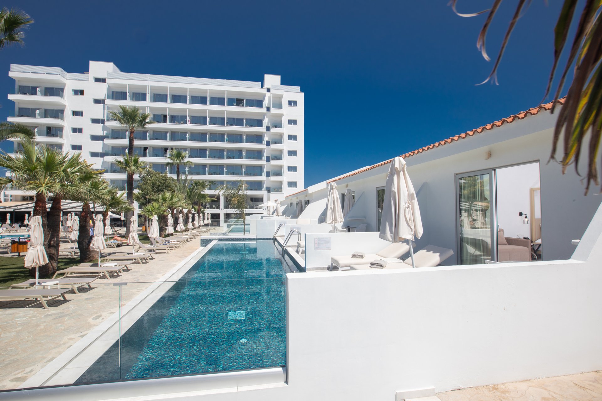 Bohemian Gardens Hotel – Zwembad bij kamers, Pernera
