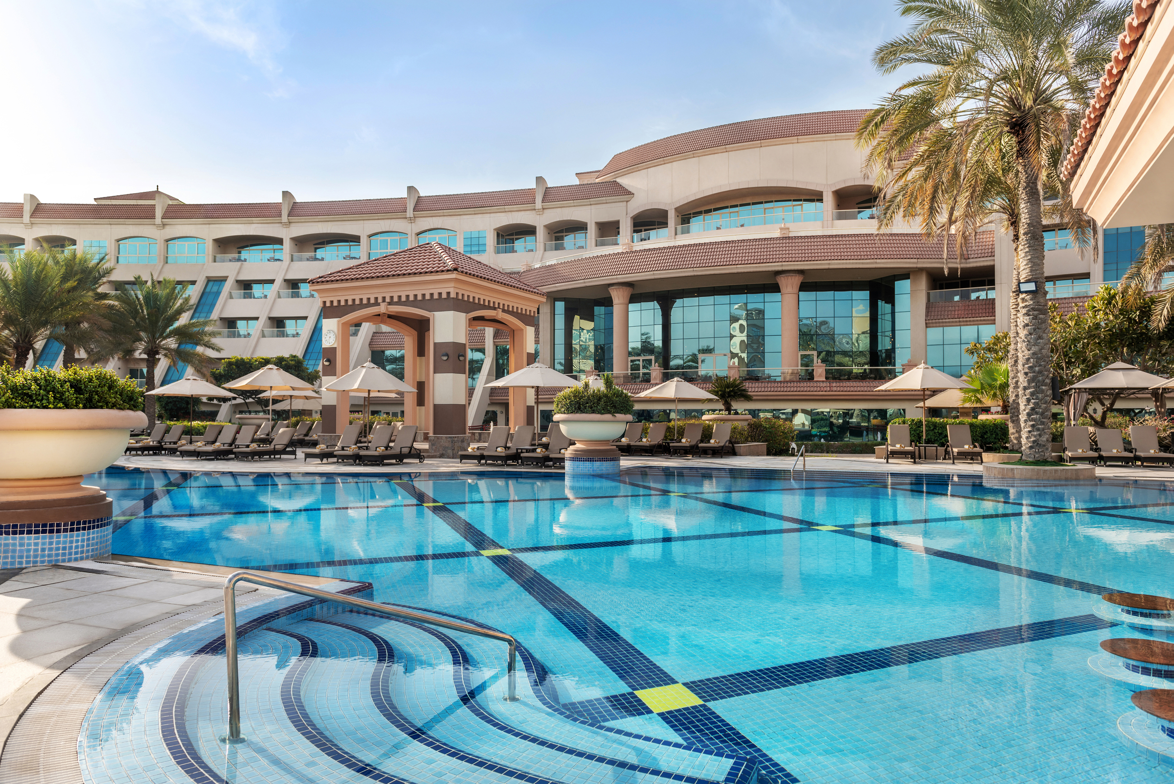Al Raha Beach Resort & Spa – Zwembad met palmen, Abu Dhabi