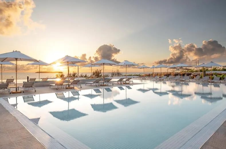 The Mora Zanzibar – Zwembad bij zonsondergang, Matemwe