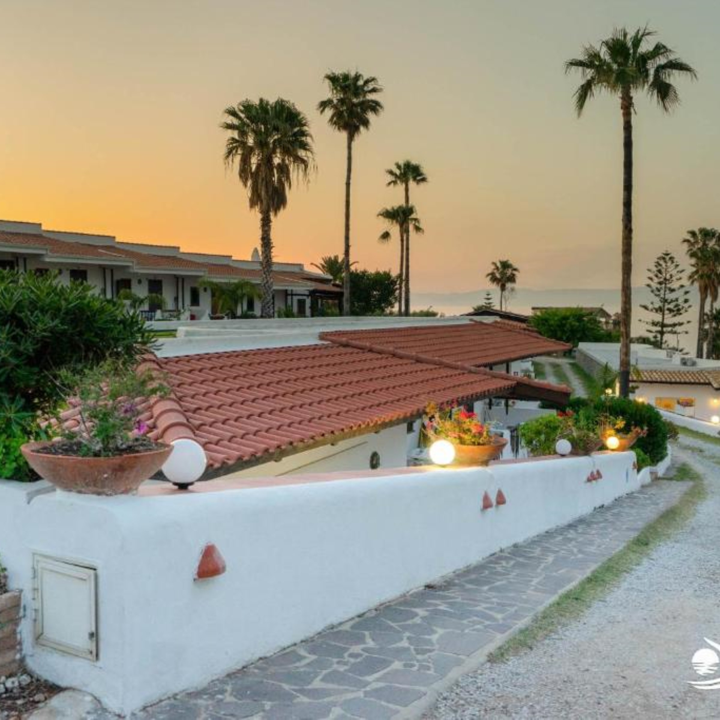 Albatros Residence – Terras bij zonsondergang, Briatico