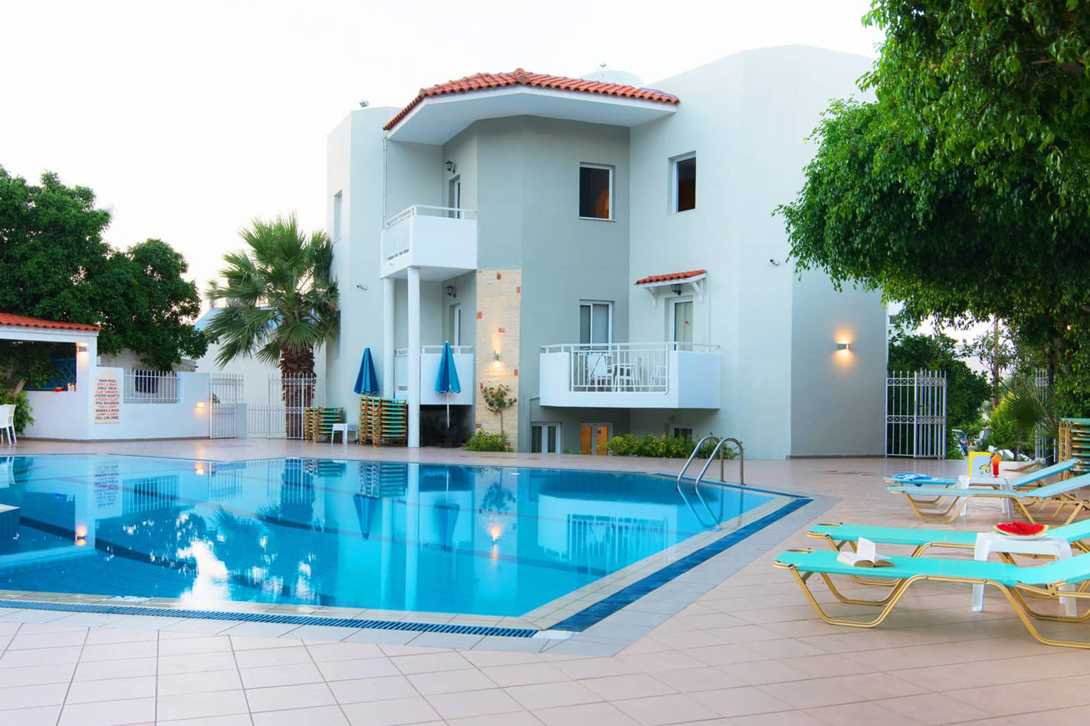 Melissa Apartments – Zwembad met ligbedden, Malia