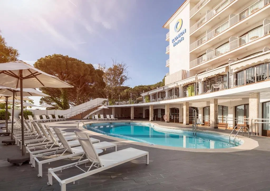 Hotel ILUNION Caleta Park – Zwembad met ligbedden, S'Agaró