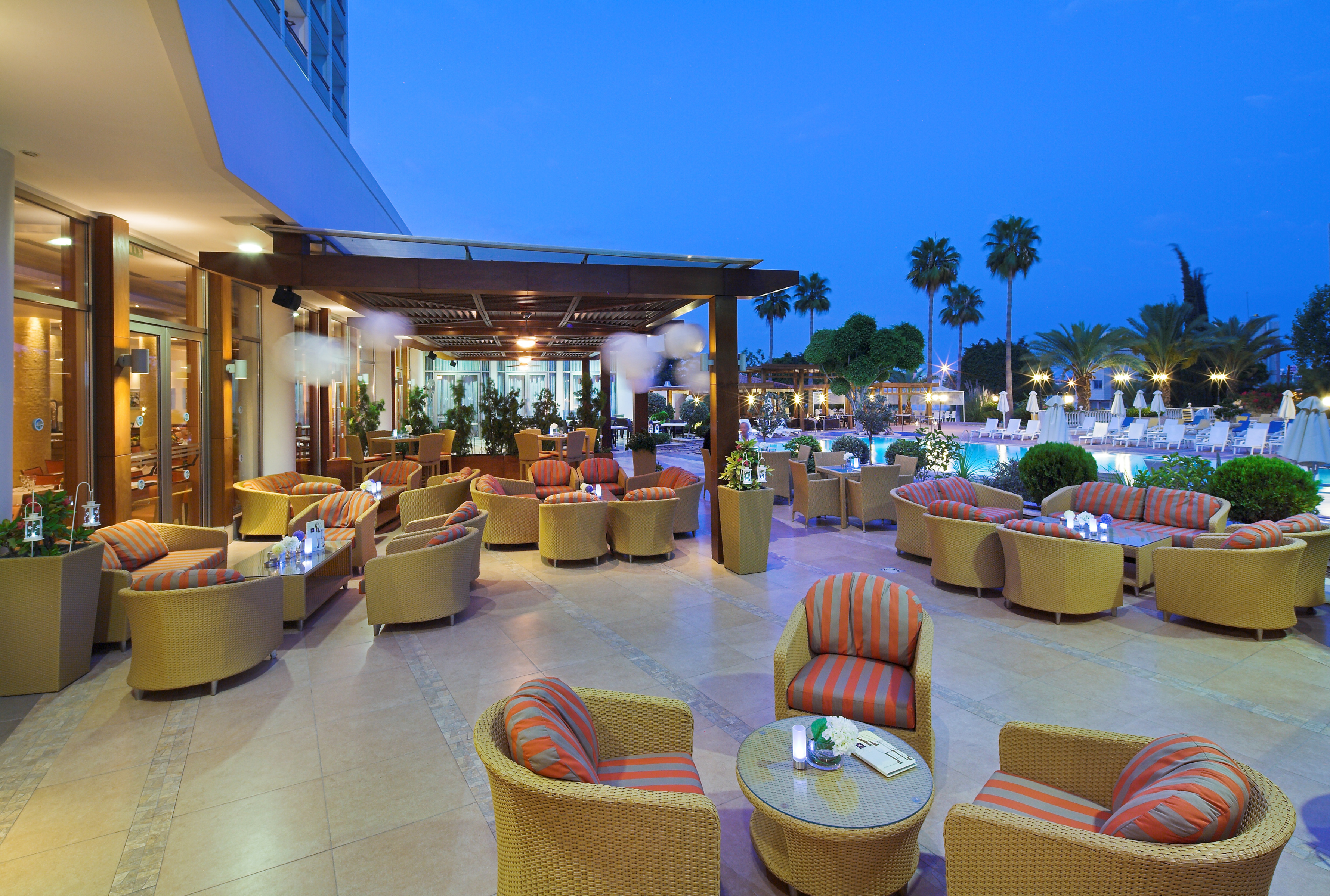 Ajax Hotel – Lounge bij avond, Limassol