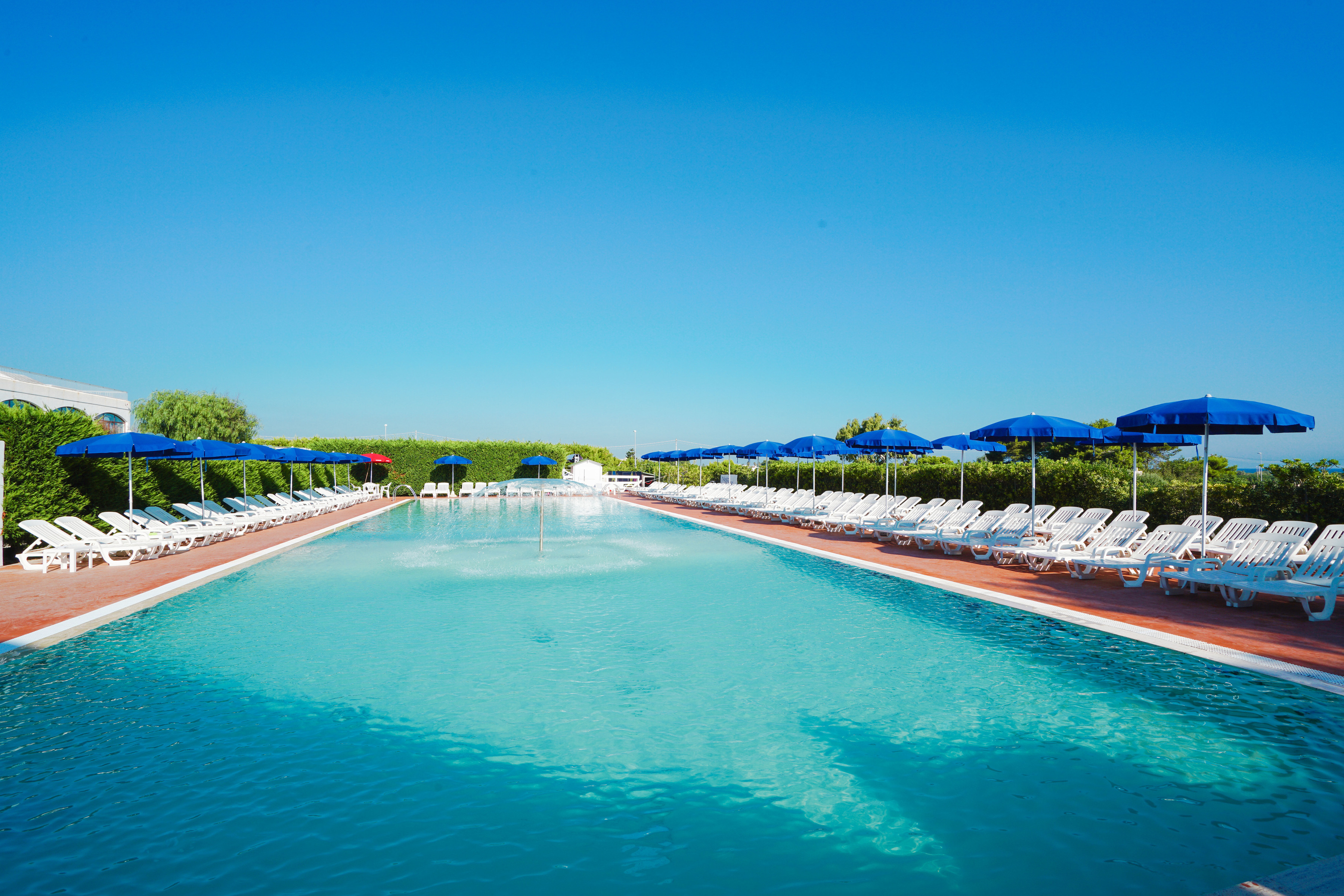 Torre Guaceto Greenblu Resort – Zwembad met parasols, Carovigno