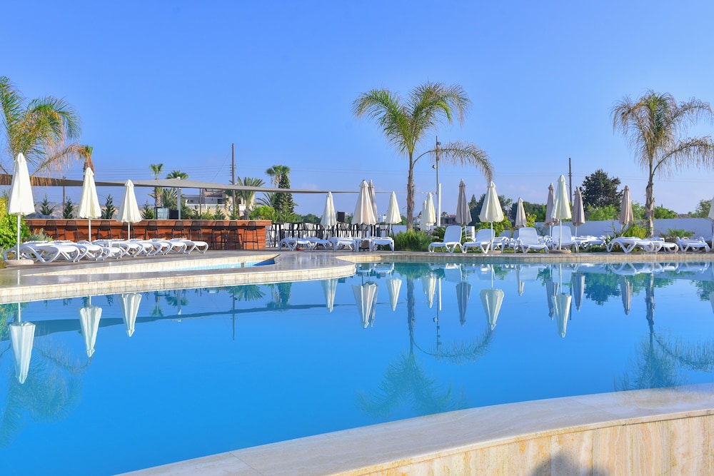 Lebay Beach Hotel – Zwembad met palmen, Oroklini