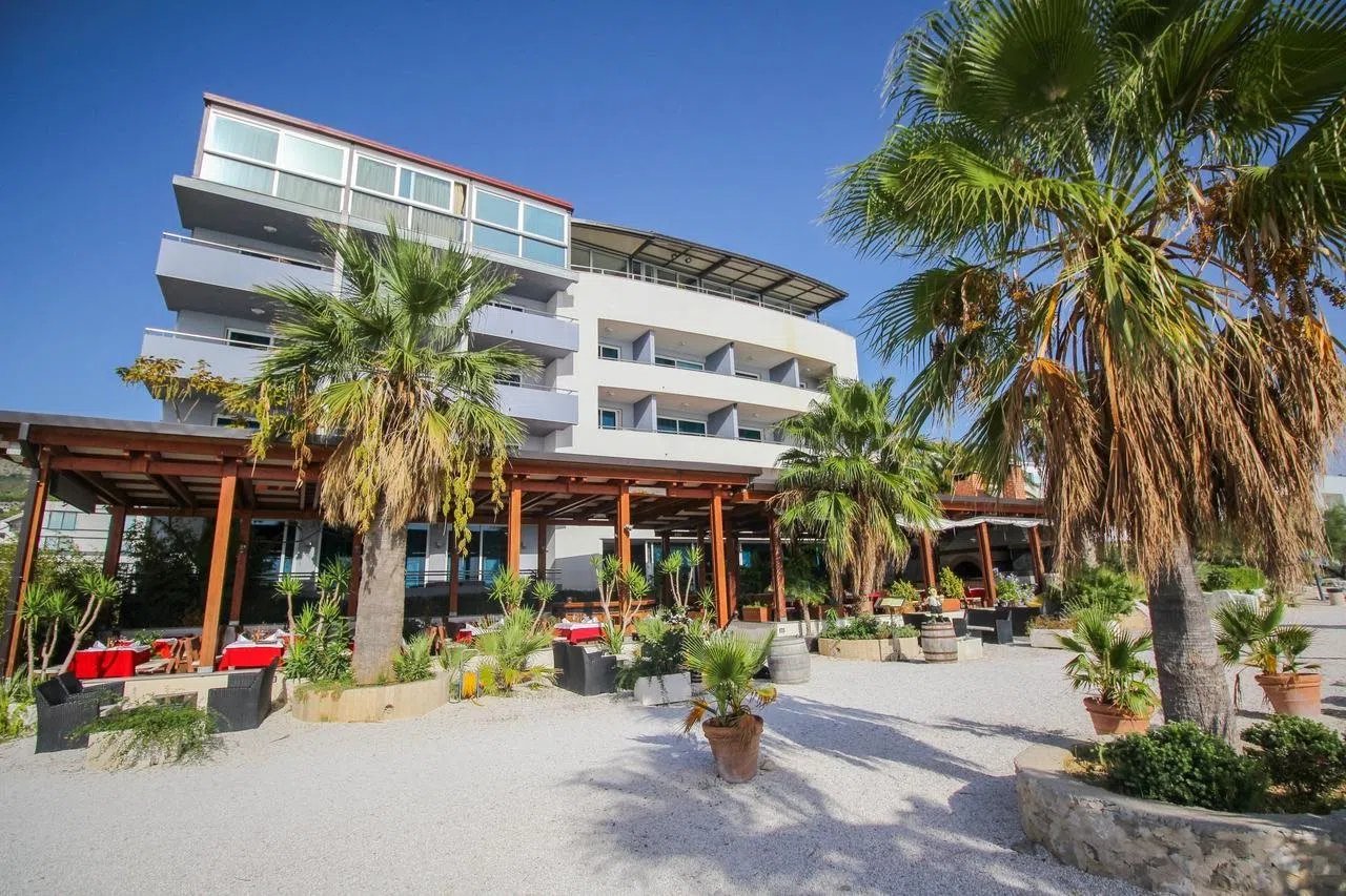 Hotel San Antonio – Strandterras met palmen, Podstrana