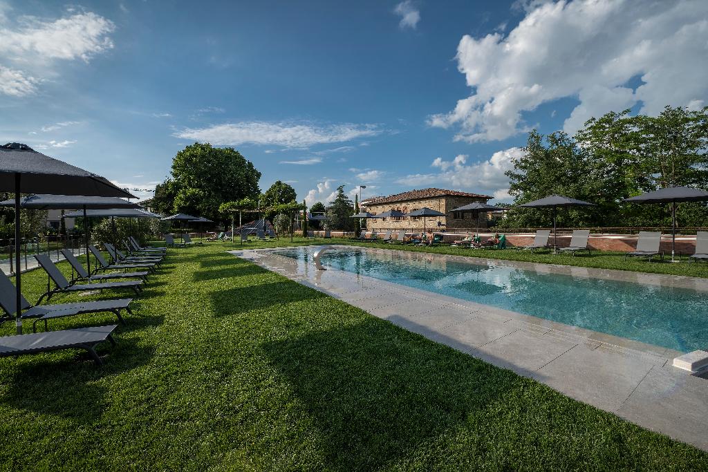 Palazzo San Lorenzo Hotel – Zwembad met ligbedden, Colle di Val d'Elsa