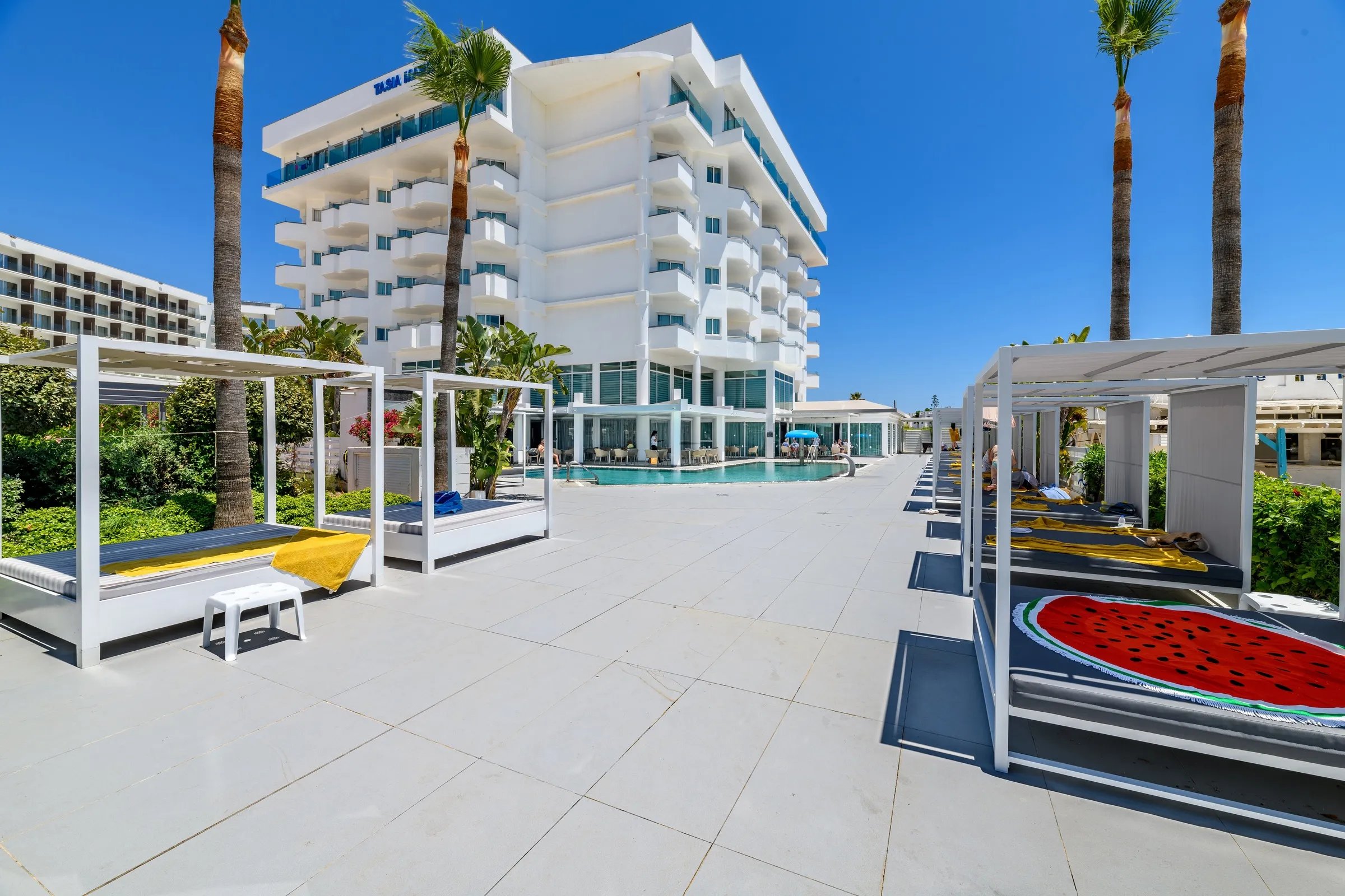 Tasia Maris Sands – Zonneterras met cabana's, Ayia Napa