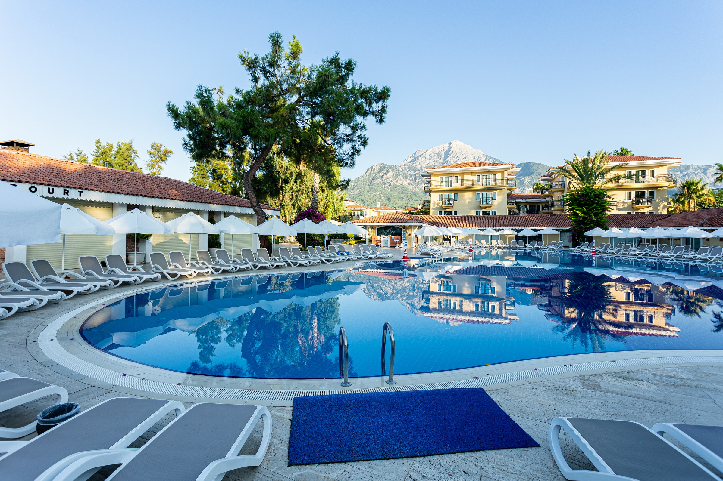 Club Hotel Phaselis Rose – Zwembad met ligbedden, Tekirova