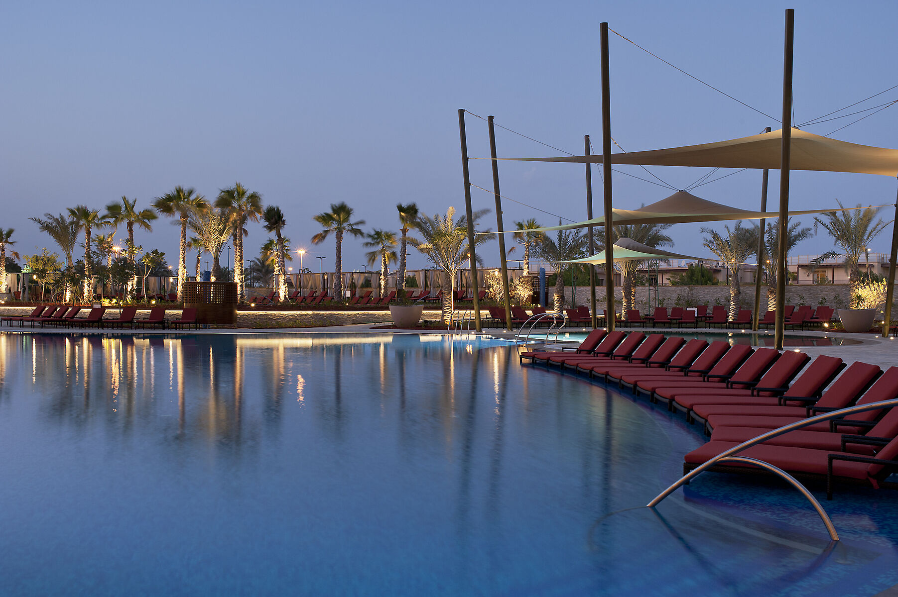 Vogo Abu Dhabi Golf Resort & Spa – Zwembad bij schemering, Abu Dhabi