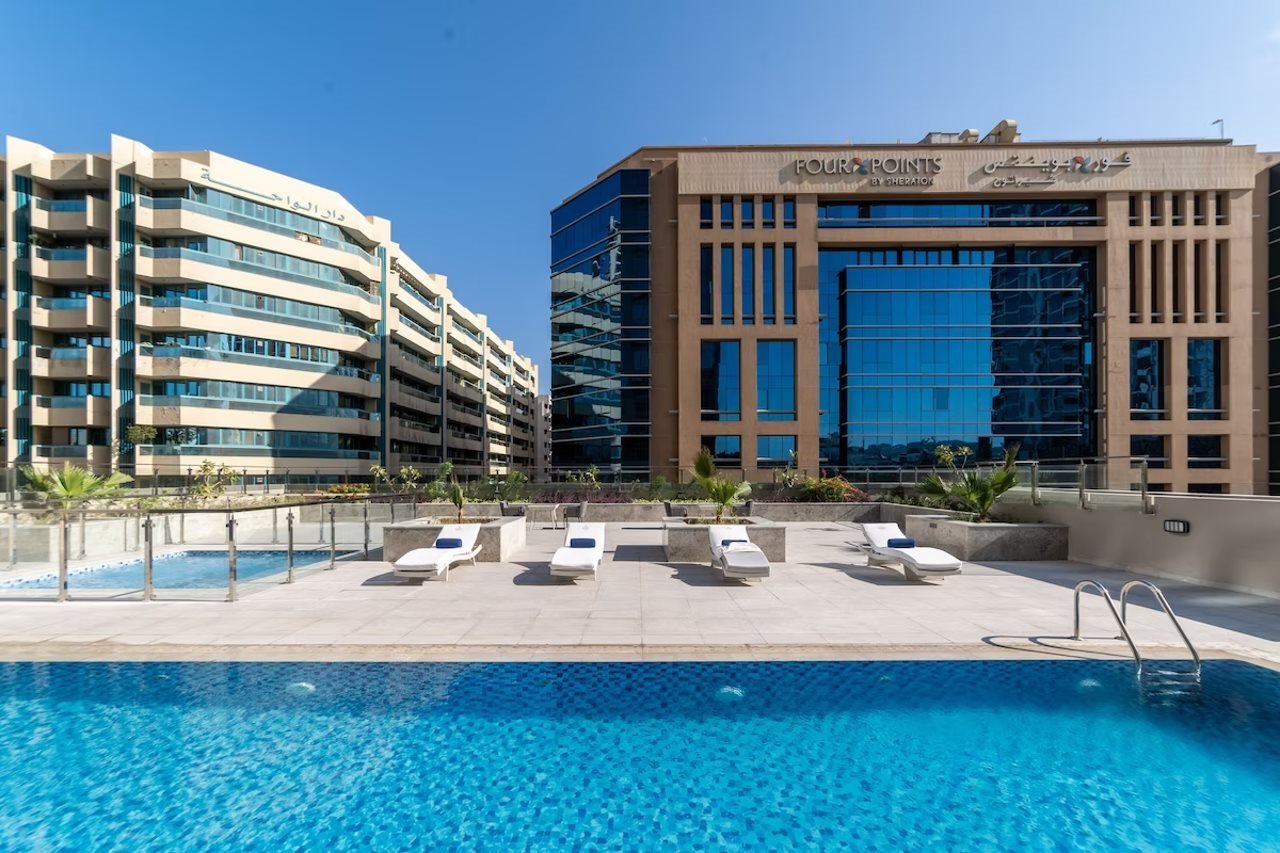 Suha Mina Rashid Hotel Appartementen – Zwembad met ligbedden, Dubai
